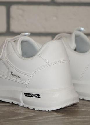 Стильні білі демісезонні кросівки7 фото