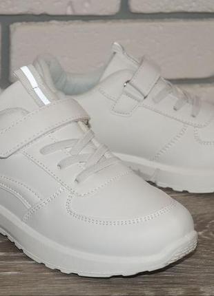 Стильні білі демісезонні кросівки3 фото