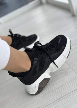 Жіночі стильні чорні кроссівки