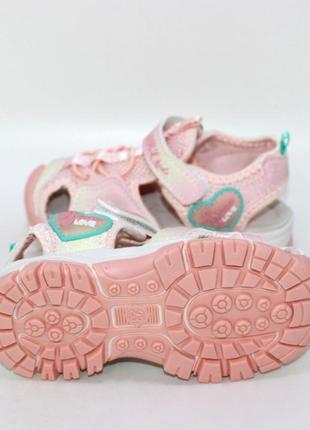 Детские розовые спортивные босоножки для девочек с закрытым носком с сердцами7 фото