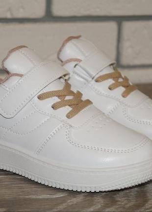 Білі кросівки з бежевими шнурками та підкладкою (розміри: 32, 33, 34, 35, 36, 37)3 фото