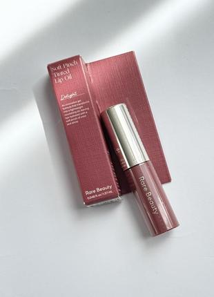 Масло-тент для губ rare beauty by selena gomez soft pinch tinted lip oil оттенок delight, 1.37 ml1 фото