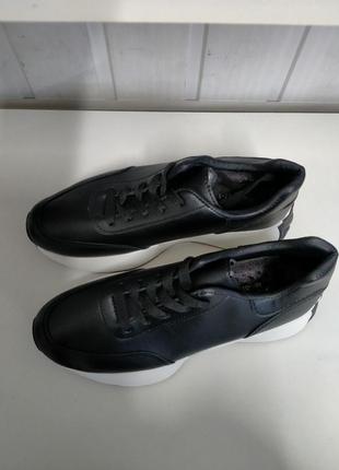 Кроссовки женские черные с белой подошвой, стильные.т-5658.
размеры:36-41.
ціна -900грн9 фото