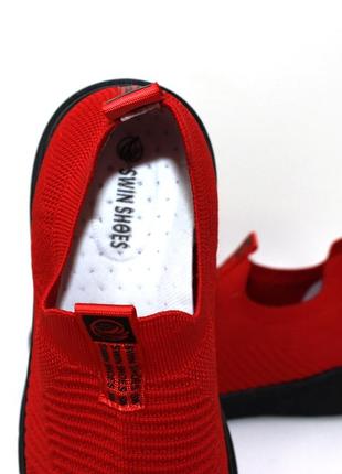 Красные трикотажные кроссовки на черной подошве7 фото
