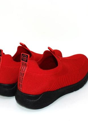 Червоні трикотажні кросівки на чорній підошві5 фото
