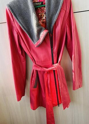 Шкіряне малинове пальто