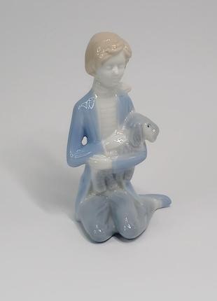 Статуетка порцелянова, "парубок з собакою"
