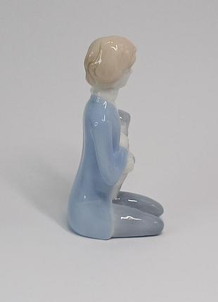 Статуетка порцелянова, "парубок з собакою"