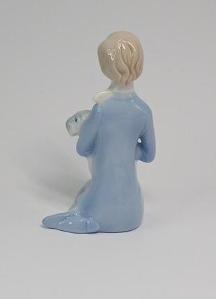 Статуетка порцелянова, "парубок з собакою"