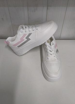 Кросівки жіночі білі з полосками.т-5657.
розміри:37;38;39;41.
ціна -700грн2 фото