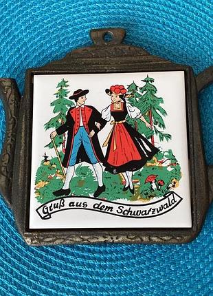 Подставка под горячее в форме чайника с керамической вставкой чёрный лес! чугун.