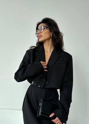 Классический трендовый костюм с длинной юбкой с разрезом и укороченным пиджаком