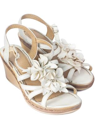 Білі босоніжки з квітами на невеликій танкетці
