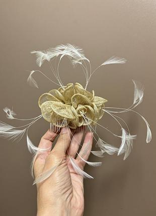 Гребінець з плетеними квітам і пірʼям