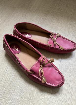 Малиновые балетки с бантом clarks