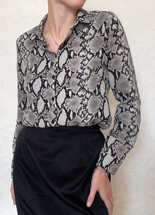 Рубашка в змеиный анималистичный принт серая рубашка new look