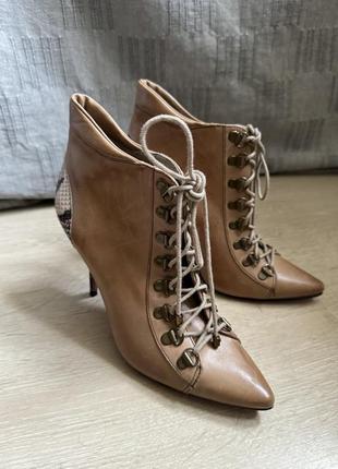 Бежевые батальоны со змеиным каблуком