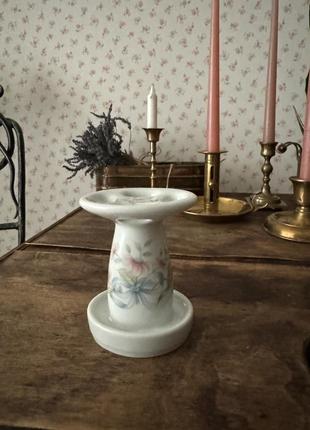 Фарфоровая подставка для зубных щеток.