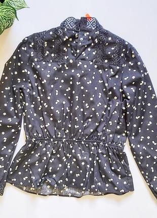 Блуза с цветочным принтом и кружевом.3 фото