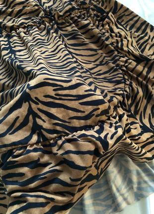 Короткое платье в тигровый принт4 фото