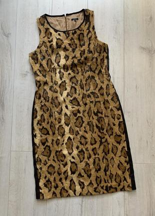 Леопардовое платье футляр без рукавов с искусственным мехом