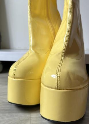 Желтые лаковые сапоги на высоком каблуке4 фото