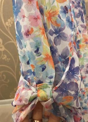 Очень красивая и стильная брендовая блузка в цветах.4 фото