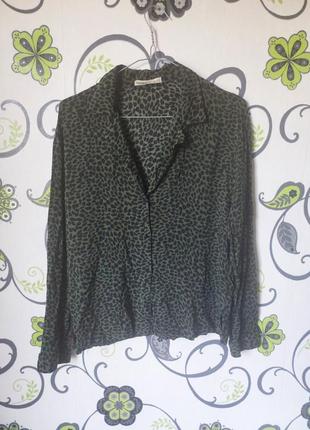 Темно-зелена блуза в тваринний принт