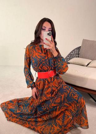 Яскрава сукня з довгим рукавом