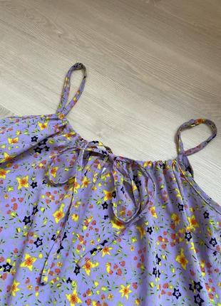Актуальное платье мини, платье в цветочный принт, стильное, с рюшей, модное5 фото