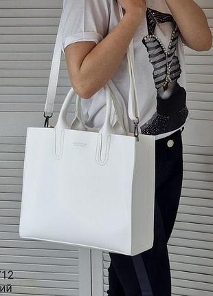 Женская стильная и качественная сумка из гладкой эко кожи белая