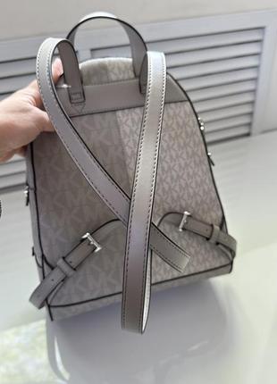 Світлий рюкзак rhea medium backpack michael kors3 фото