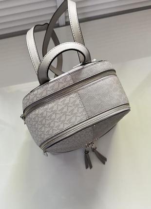 Світлий рюкзак rhea medium backpack michael kors2 фото