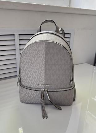 Світлий рюкзак rhea medium backpack michael kors