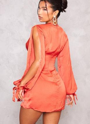 Платье из атласа оранжевое с запахом спереди misguided размер 402 фото
