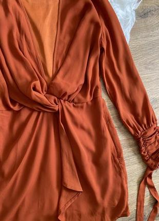 Платье из атласа оранжевое с запахом спереди misguided размер 407 фото