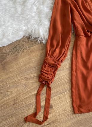 Платье из атласа оранжевое с запахом спереди misguided размер 406 фото
