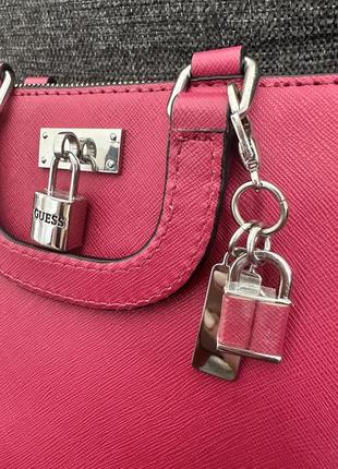 Яксраво рожева сумочка guess5 фото