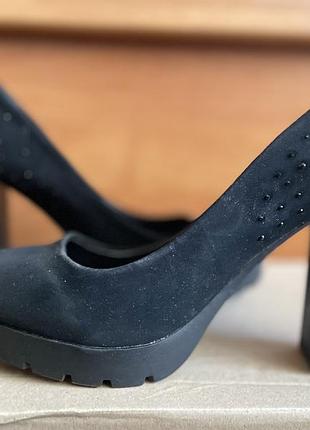 Туфлі на широкому підборі