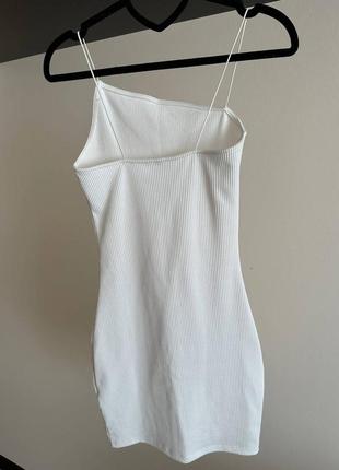 Белое короткое летнее оттягивающее мини платье в рубчик на тонких бретелях h&m2 фото