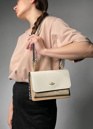 Coach mini klare crossbody in signature canvas in light khaki/snake4 фото