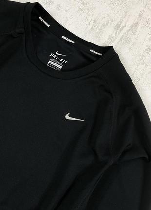 Стильная черная кофта nike running с рефлективными вставками – выделяйся в толпе2 фото