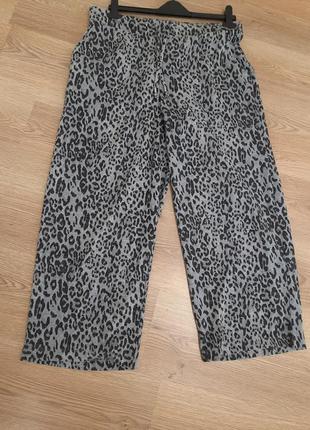 Трикотажные широкие свободные брюки кюлоты в леопардовый принт