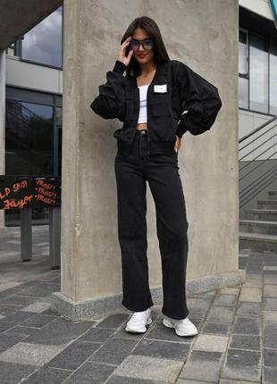 Стильний жіночий бомбер із блискавкою спереду та кишенями карго в білому кольорі гарний верхній одяг для жінок