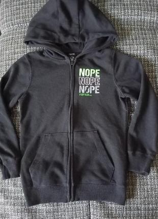 Кофта -капюшонка фирменная на мальчика 7-8 лет.