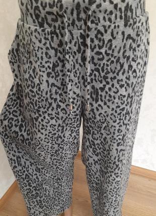 Трикотажные широкие свободные брюки кюлоты в леопардовый принт4 фото