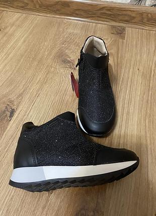 Кроссовки на девочку. новые