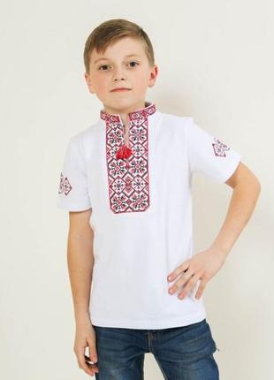 Вышитая футболка белая с красной вышивкой