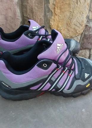 Жіночі кросівки adidas.