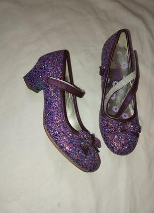 Туфли блестящие с каблучком